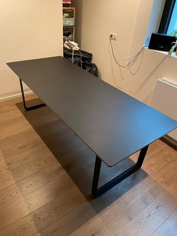 Muuto, 225 x 90 cm, plateau en bois, pieds en fer, Maison & Meubles, Tables | Tables à manger, Enlèvement, Comme neuf
