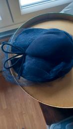 Hoedset voor dames, Ophalen