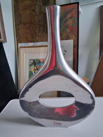 Kare aluminium design vaas beschikbaar voor biedingen