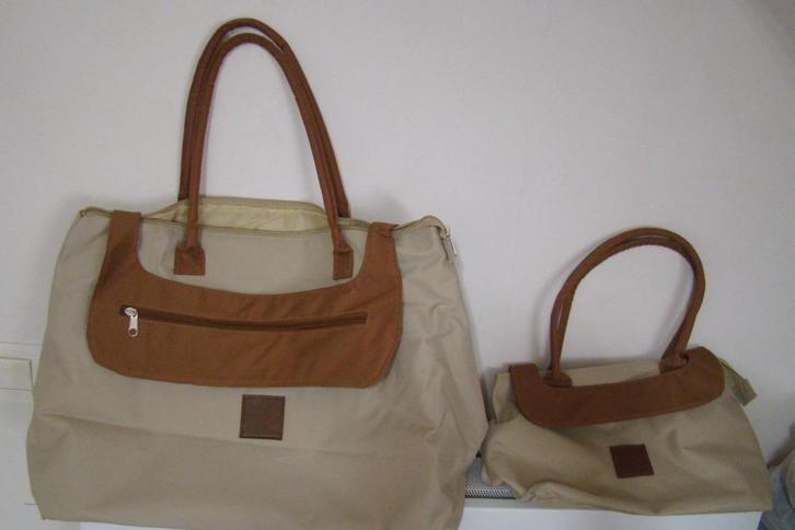 Damart reistas + handtas korte handvaten , rits + klep 1 vak, Handtassen en Accessoires, Tassen | Damestassen, Zo goed als nieuw