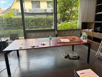 Grand bureau rouge bordeaux  beschikbaar voor biedingen