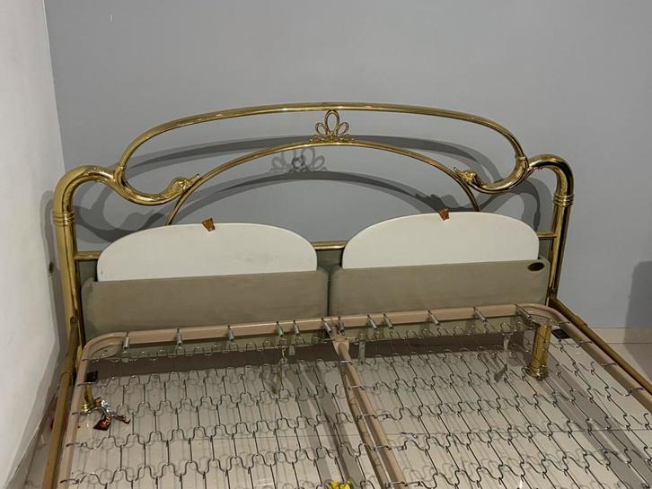 Lit tres solide incassable, Huis en Inrichting, Slaapkamer | Bedden, Zo goed als nieuw, Ophalen