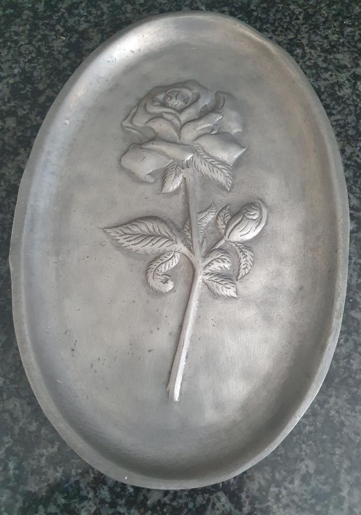 Ovalen tinnen bord met roos uit 92% tin, Antiek en Kunst, Antiek | Tin, Ophalen of Verzenden