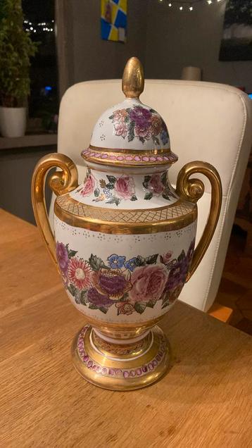 Vase chinois authentique en métal doré disponible aux enchères