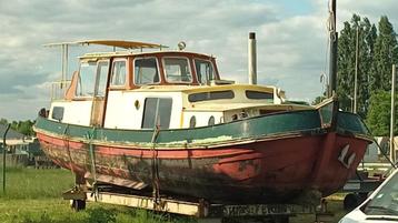 Oude stalen motorschip type platbodem 'Groningsche bol' beschikbaar voor biedingen