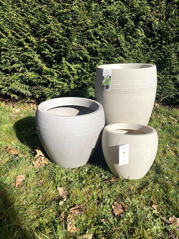 Variatie aan planten-en bloembakken set (rond & rechthoek) beschikbaar voor biedingen