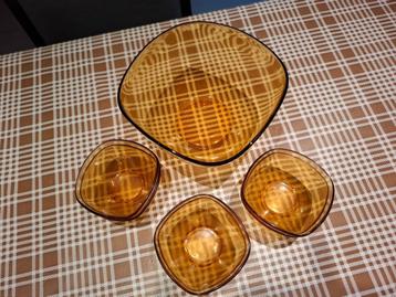 Kommen in amber glas beschikbaar voor biedingen