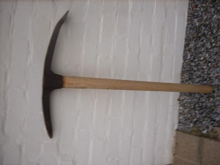 Pioche + grand outil  pointu en fer massif les deux pour 30e, Jardin & Terrasse, Outils à main, Comme neuf, Pioche, Enlèvement
