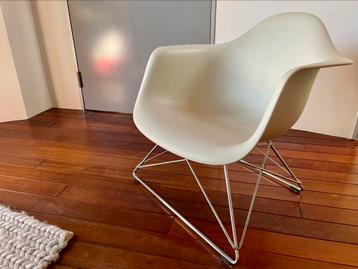 LAR Vitra Eames loungestoel, Huis en Inrichting, Ophalen, Zo goed als nieuw