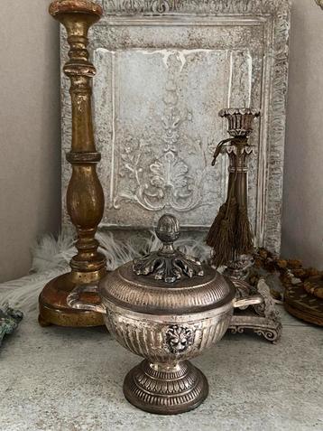 Dekselvaas kandelaar eecoratie paneel curiosa brocante beschikbaar voor biedingen
