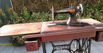 Oude naaimachine zonder metalen onderstel beschikbaar voor biedingen