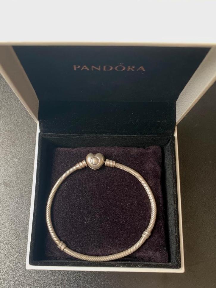 Pandora armband 18 cm, Handtassen en Accessoires, Armbanden, Zo goed als nieuw, Zilver, Zilver, Met bedels of kralen, Ophalen
