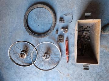 Veel Peugeot 103-onderdelen of andere moeten worden bevestig beschikbaar voor biedingen