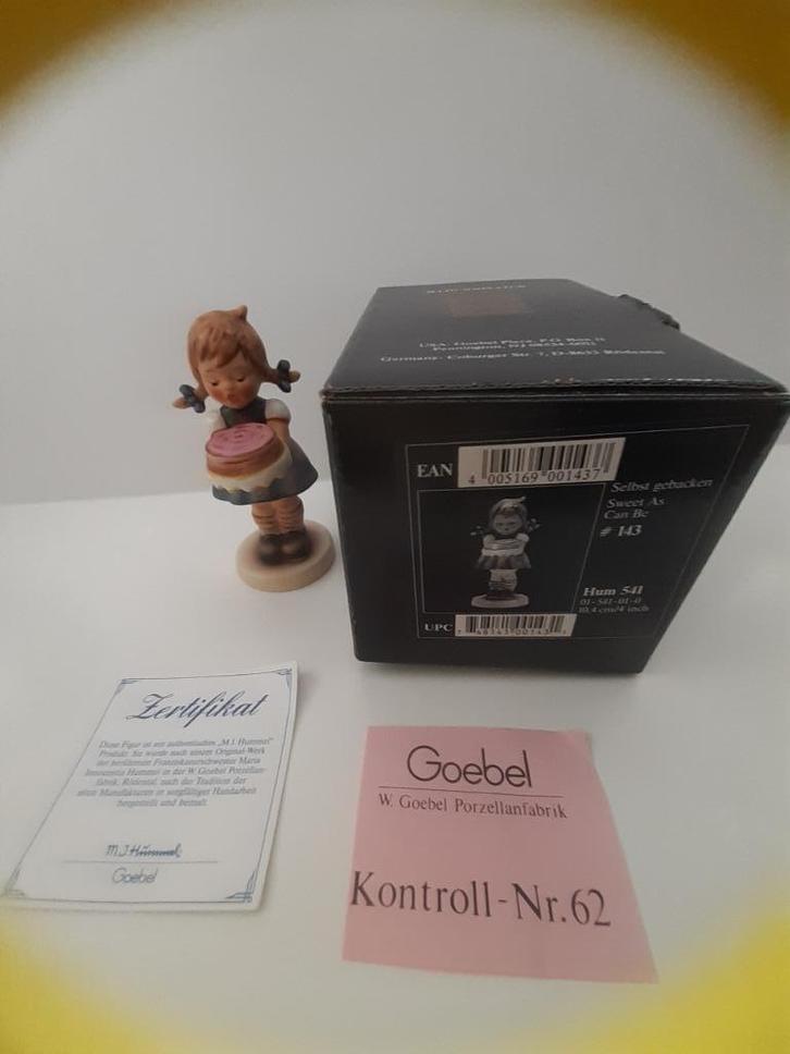 Hummel beeldje 541 "zelf gebakken", Verzamelen, Beelden en Beeldjes, Zo goed als nieuw, Hummel, Ophalen of Verzenden