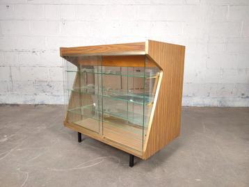Vintage 1960's toonbank met vitrine beschikbaar voor biedingen