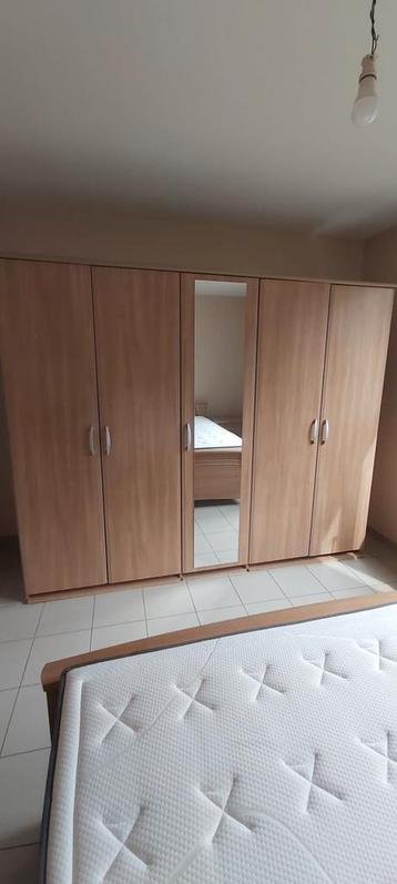 Volledige slaapkamer met matras in goede staat beschikbaar voor biedingen
