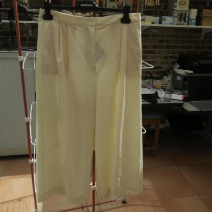 Wijde nieuwe plooibroek crème kleurig Fabiana Filippi mt 42, Kleding | Dames, Broeken en Pantalons, Nieuw, Maat 42/44 (L), Overige kleuren