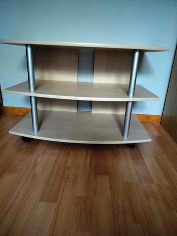 TV kast op wielen  beschikbaar voor biedingen