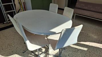 keukentafel beschikbaar voor biedingen