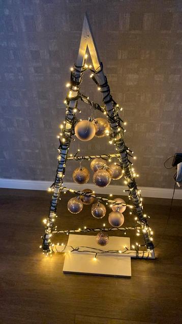 Houten kerstboom met lichtjes en ballen beschikbaar voor biedingen