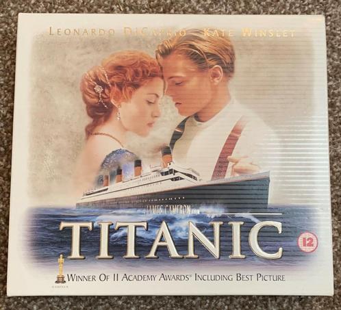 Titanic Collectors Item VHS in Box met Foto's & Filmcellen🌺, Cd's en Dvd's, VHS | Film, Zo goed als nieuw, Drama, Ophalen of Verzenden