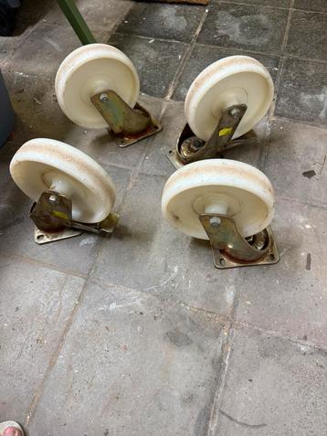 4 roulettes250 mm 500 kg de charge chacune  beschikbaar voor biedingen