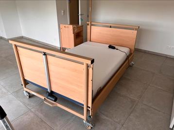 Verpleegbed, matras en nachtkastje beschikbaar voor biedingen