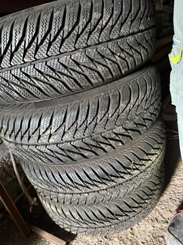 Pneus hiver en tres bon état a vendre  beschikbaar voor biedingen