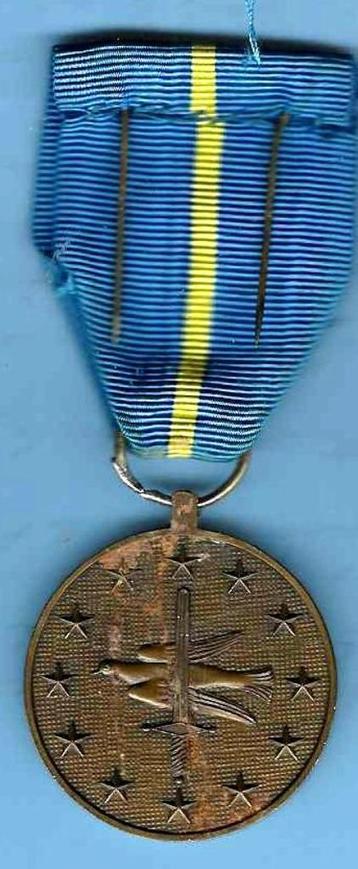 Militaire medailles met lint beschikbaar voor biedingen