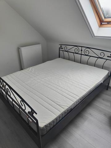 Tweepersoonsbed met matras en lattenbodems, Enlèvement, Comme neuf