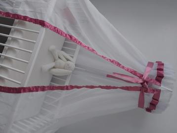 Babybed zonder hemeltje beschikbaar voor biedingen