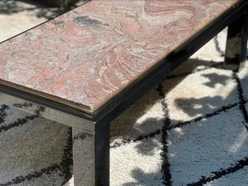 Roze marmeren salontafel beschikbaar voor biedingen