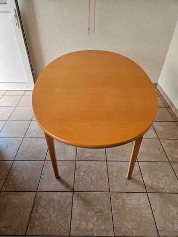 Te koop  uittrekbare tafel in hout en 6 stoelen 
