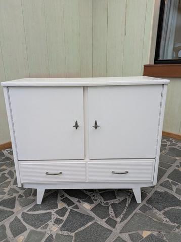 Vintage kastje op pootjes met doorschuifbare verlengplank. beschikbaar voor biedingen