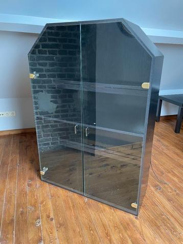 Vitrinekast / Wandkast / Glazen kast | Zwart | Glazen deuren, Huis en Inrichting, Kasten | Vitrinekasten, Ophalen, Met plank(en)