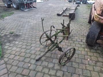 Antieke grondploeg beschikbaar voor biedingen