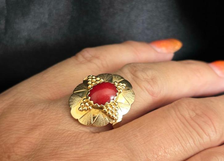 Gouden antieke ring met bloedkoraal. 2025/544., Handtassen en Accessoires, Ringen, Zo goed als nieuw, Dame, 18 tot 19, Rood, Goud
