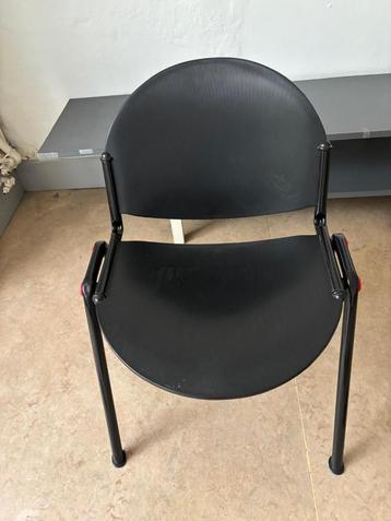 4 stapelbare stoelen beschikbaar voor biedingen