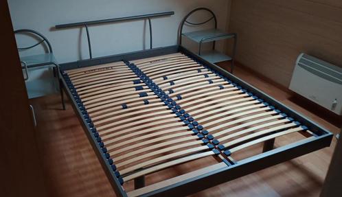 2 bedden , 4 lattenbodems , 2 nachttafels, Huis en Inrichting, Slaapkamer | Bedden, Gebruikt, Tweepersoons, 140 cm, 200 cm, Metaal