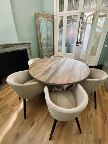 Mooie handgemaakte tafel beschikbaar voor biedingen
