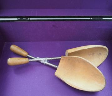 Paire d'embauchoirs en bois beschikbaar voor biedingen