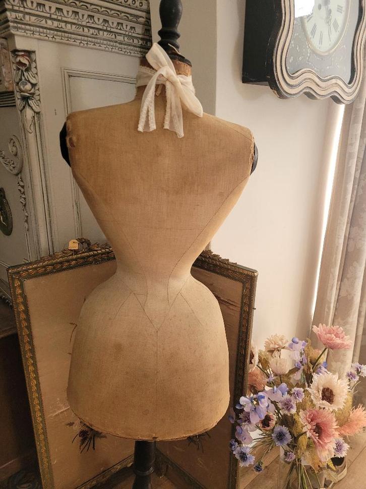 Antieke duivenborst paspop met wespentaille, Antiquités & Art, Curiosités & Brocante, Enlèvement