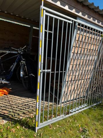 Gegalvaniseerd hek met deur beschikbaar voor biedingen