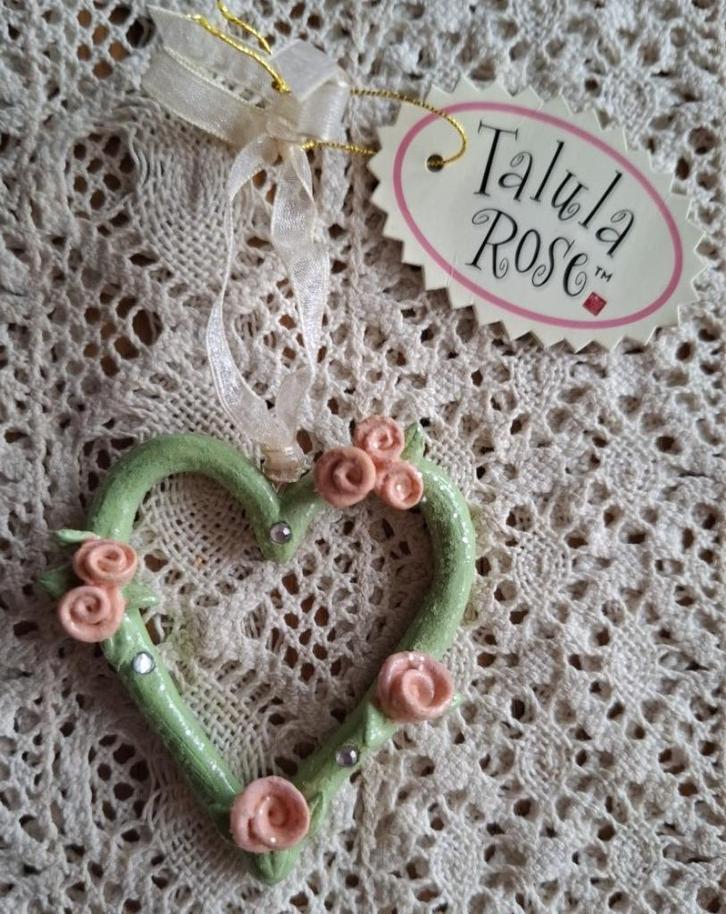 Talula Rose ornamentje, hart met roze roosjes, 2006, Diversen, Kerst, Zo goed als nieuw, Ophalen of Verzenden