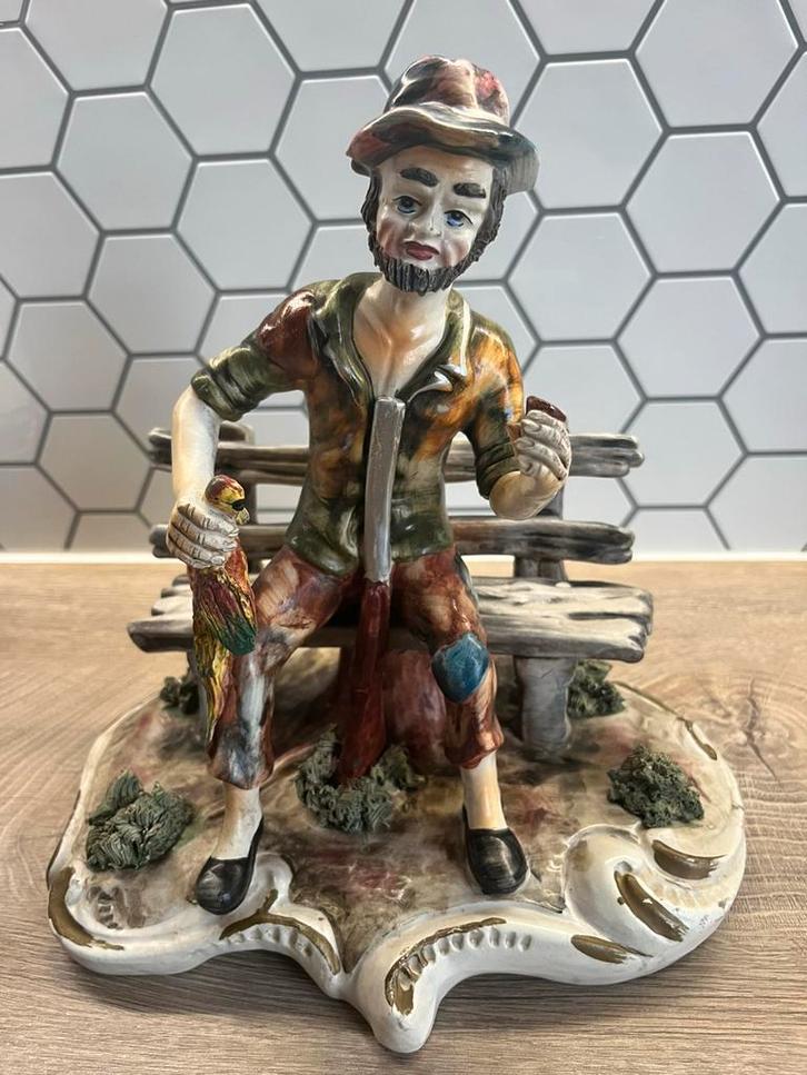 Vintage Capodimonte Beeld – Man op Bankje met Vogel, Verzamelen, Poppetjes en Figuurtjes, Ophalen