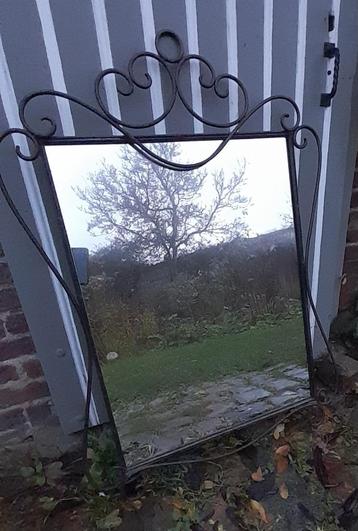 Miroir avec cadre en fer forgé /volutes beschikbaar voor biedingen