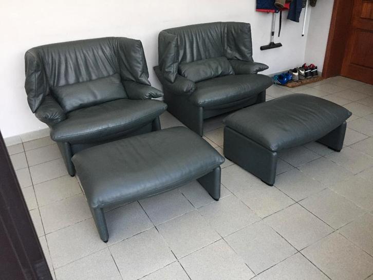 2x lederen relaxzetel Cassina " Portovenere " met voetenbank, Maison & Meubles, Canapés | Repose-pieds & Poufs, Comme neuf, Cuir