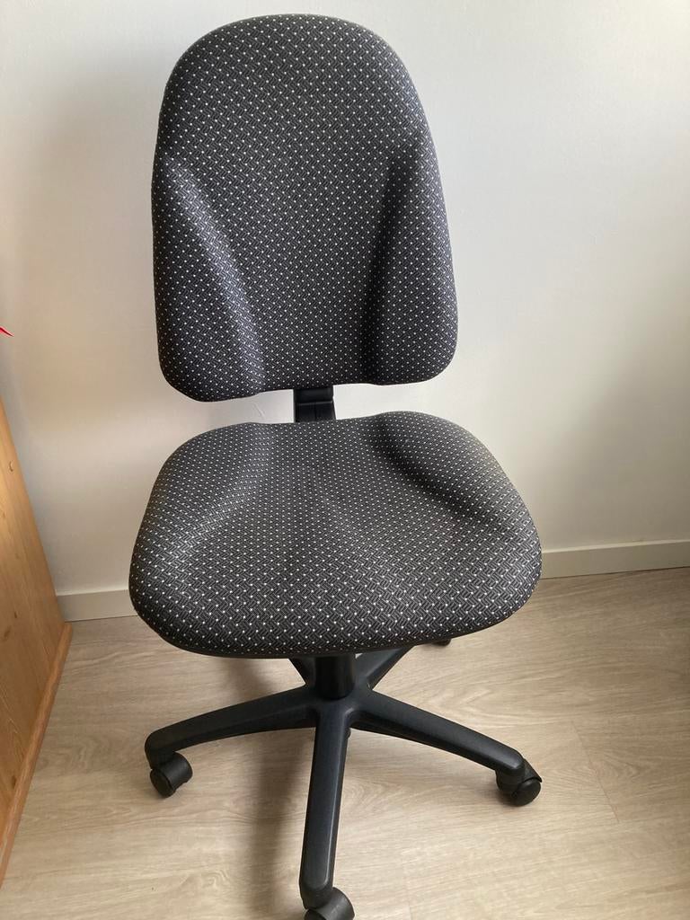 2 bureaustoelen, Ophalen, Gaming bureaustoel, Zo goed als nieuw, Grijs