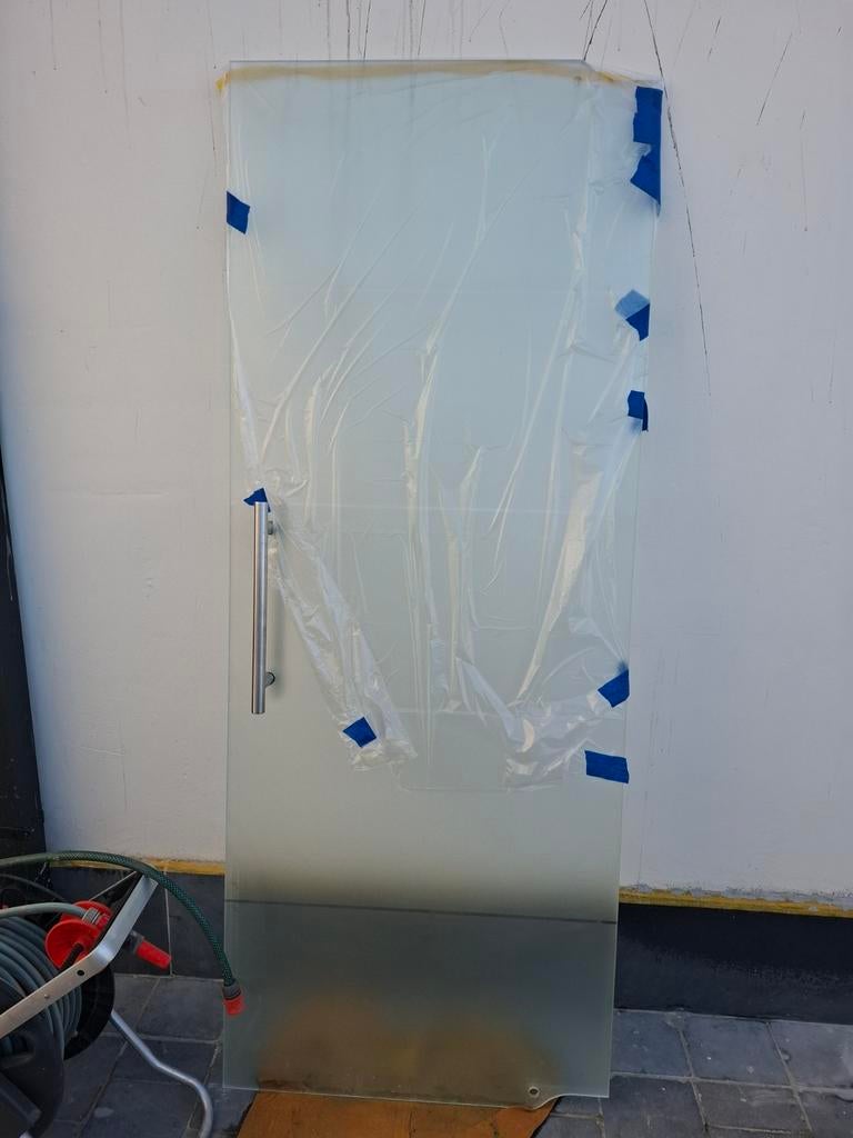 Glazen deur met vloerpomp, Ophalen