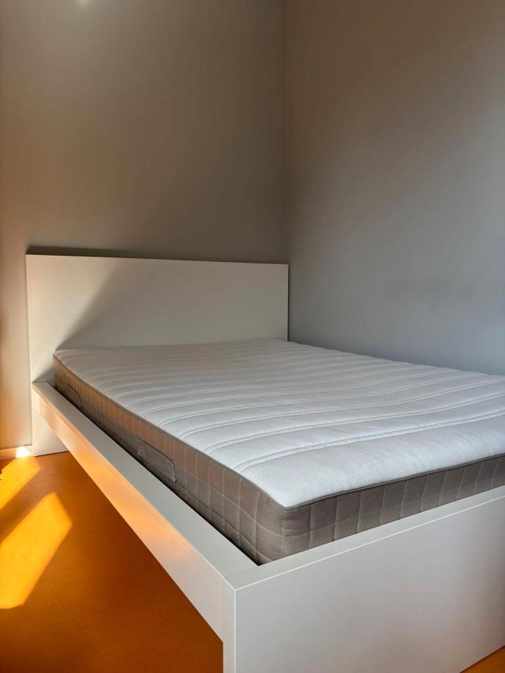 Ikea Bed met matras en lattenbodem, Huis en Inrichting, Slaapkamer | Bedden, Gebruikt, 140 cm, 200 cm, Hout, Wit, Ophalen